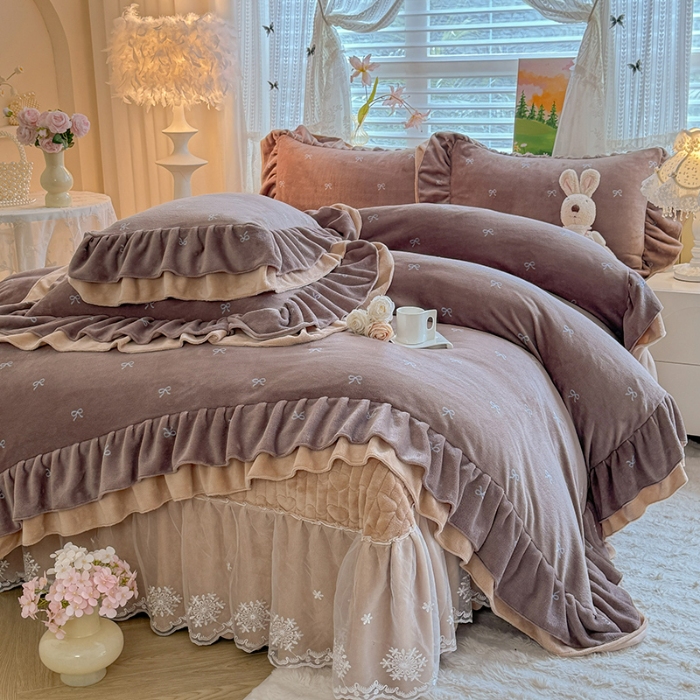 91家纺网 家纺一手货源 找家纺 苏米娜2025新款高克重11斤重直播热款双层蕾丝花边全消光牛奶绒印花床盖四件套单床盖床盖三件套 美拉德