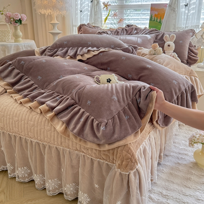 91家纺网 家纺一手货源 找家纺 苏米娜2025新款高克重11斤重直播热款双层蕾丝花边全消光牛奶绒印花床盖四件套单床盖床盖三件套 美拉德