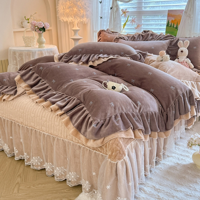 91家纺网 家纺一手货源 找家纺 苏米娜2025新款高克重11斤重直播热款双层蕾丝花边全消光牛奶绒印花床盖四件套单床盖床盖三件套 美拉德