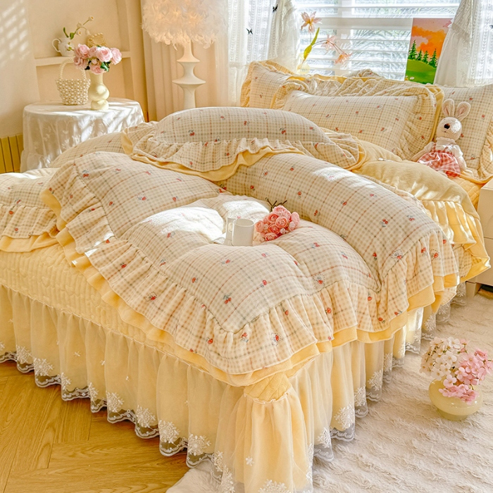 91家纺网 家纺一手货源 找家纺 苏米娜2025新款高克重11斤重直播热款双层蕾丝花边全消光牛奶绒印花床盖四件套单床盖床盖三件套  奶油波波 