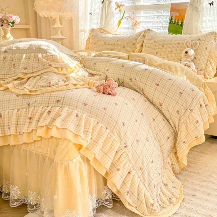 91家纺网 家纺一手货源 找家纺 苏米娜2025新款高克重11斤重直播热款双层蕾丝花边全消光牛奶绒印花床盖四件套单床盖床盖三件套  奶油波波 