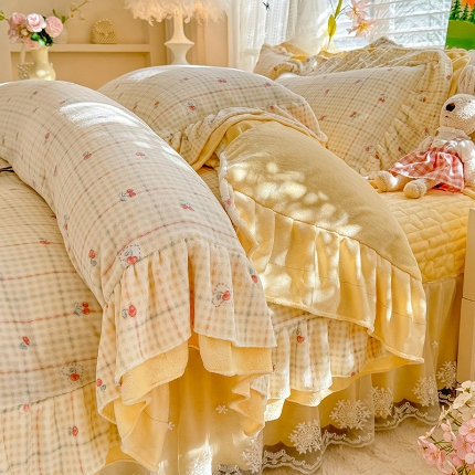 苏米娜2025新款高克重11斤重直播热款双层蕾丝花边全消光牛奶绒印花床盖四件套单床盖床盖三件套  奶油波波 