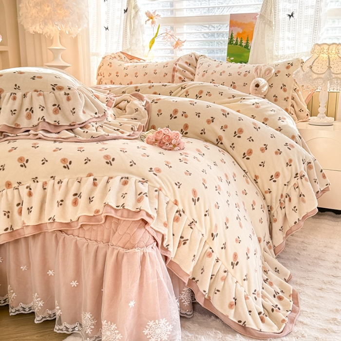 91家纺网 家纺一手货源 找家纺 苏米娜2025新款高克重11斤重直播热款双层蕾丝花边全消光牛奶绒印花床盖四件套单床盖床盖三件套 郁见美好