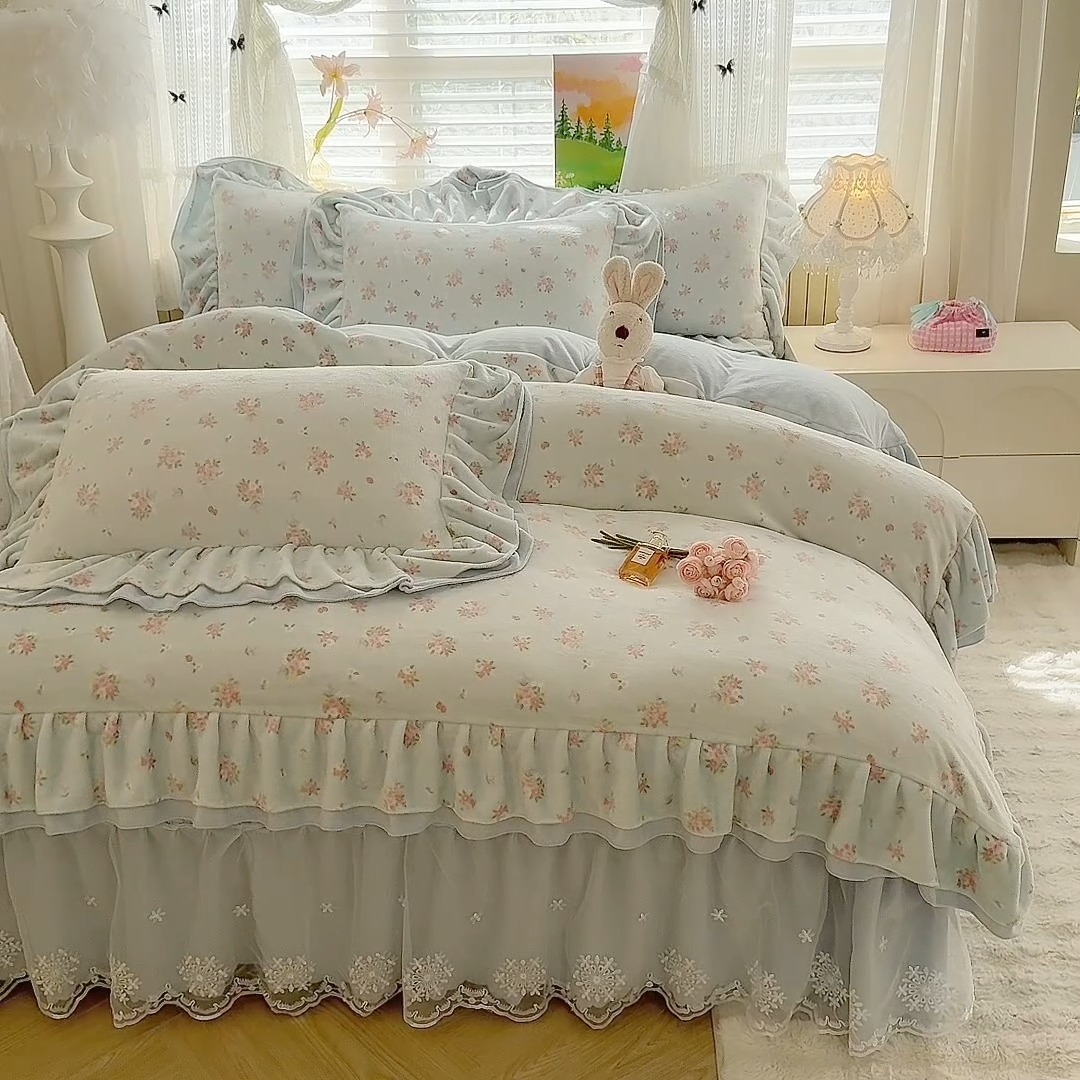 91家纺网 家纺一手货源 找家纺 苏米娜2025新款高克重11斤重直播热款双层蕾丝花边全消光牛奶绒印花床盖四件套单床盖床盖三件套 蓝夕