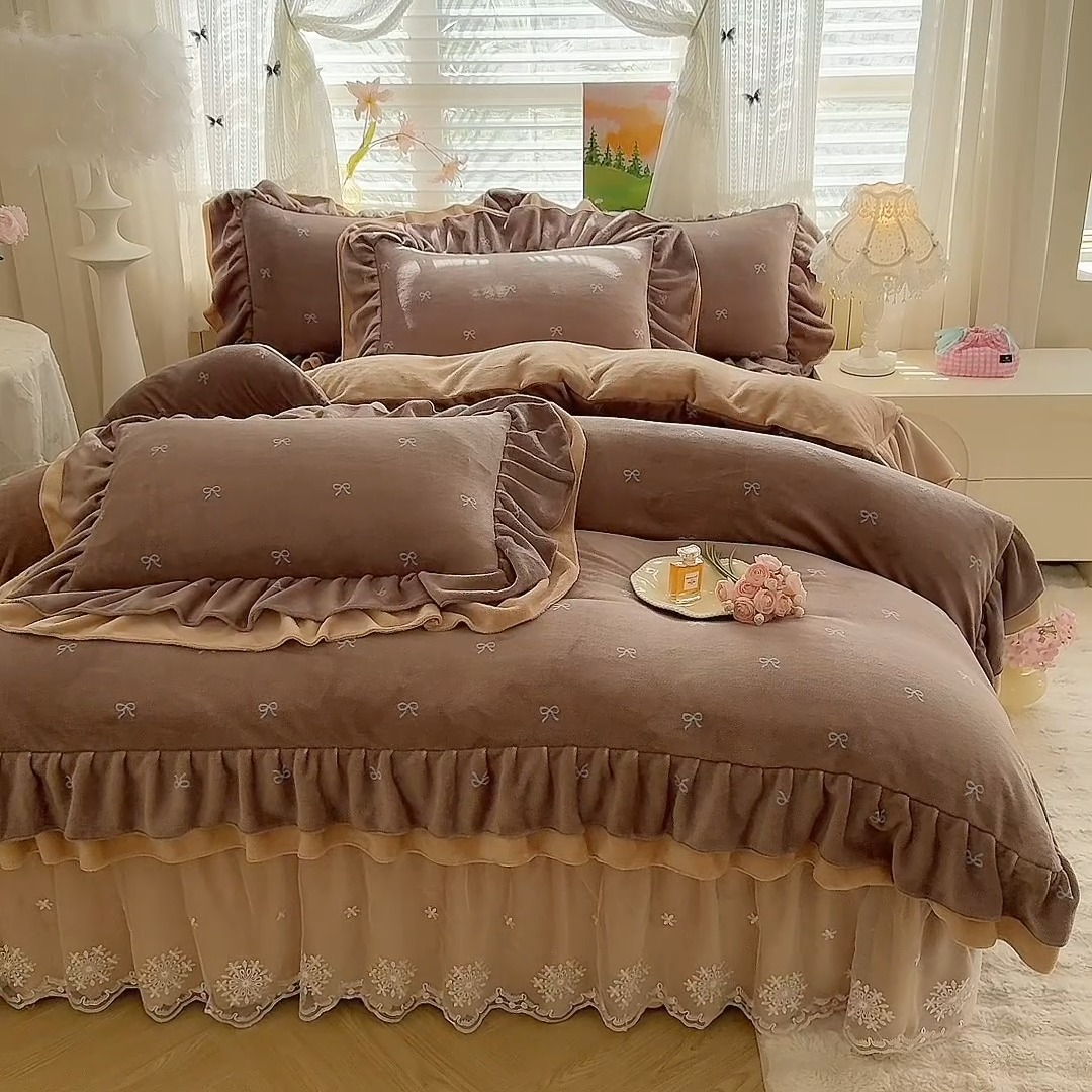 91家纺网 家纺一手货源 找家纺 苏米娜2025新款高克重11斤重直播热款双层蕾丝花边全消光牛奶绒印花床盖四件套单床盖床盖三件套 美拉德