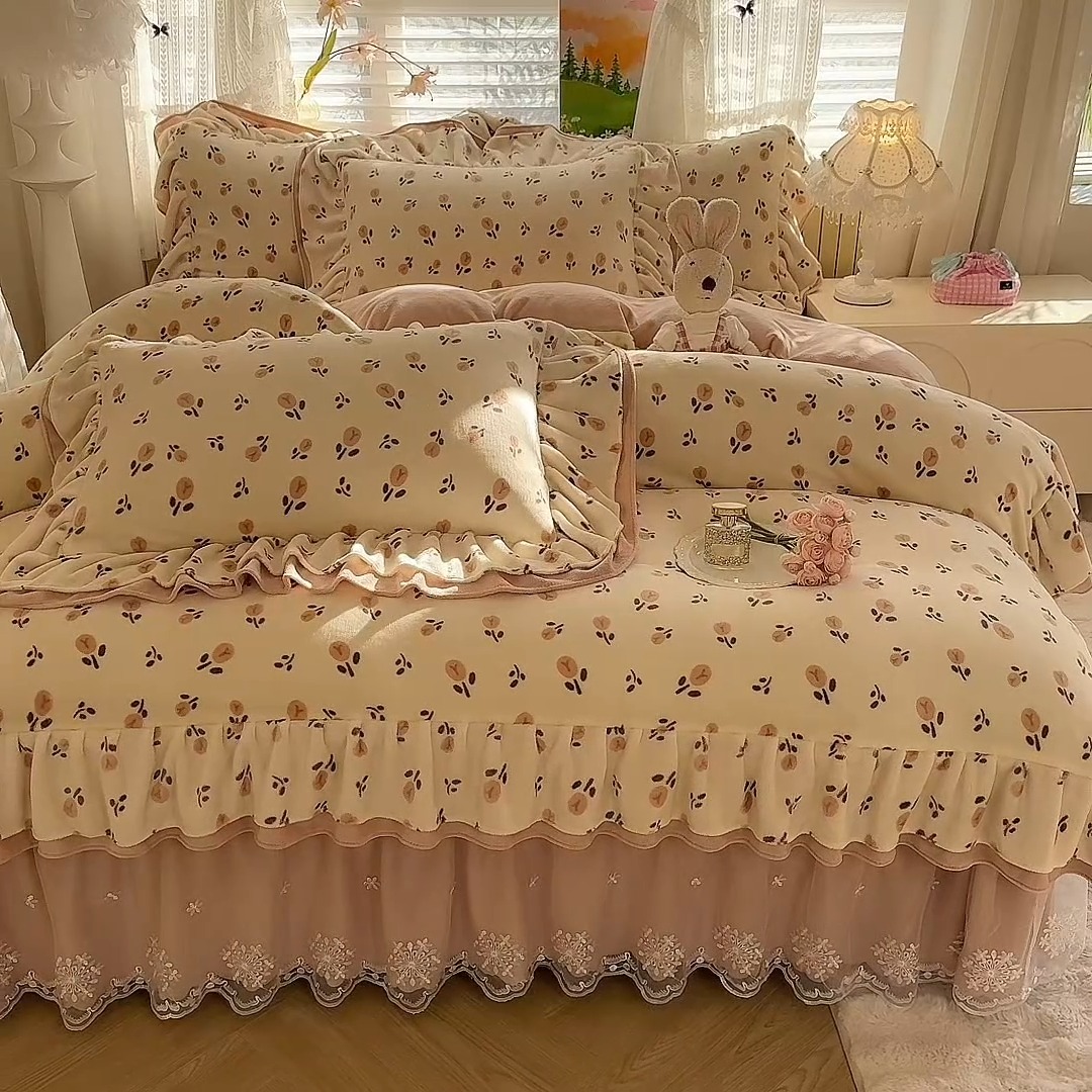 91家纺网 家纺一手货源 找家纺 苏米娜2025新款高克重11斤重直播热款双层蕾丝花边全消光牛奶绒印花床盖四件套单床盖床盖三件套 郁见美好