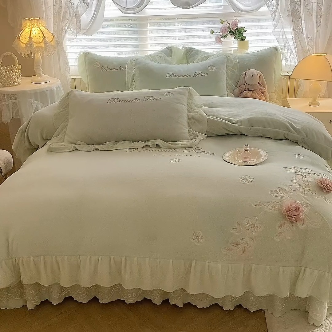 91家纺网 家纺一手货源 找家纺 （总）苏米娜2025秋冬直播爆款11斤230g全消光牛奶绒夹棉床盖款四件套纯色蕾丝花边刺绣床盖三件套夹棉单床盖