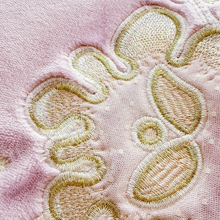 91家纺网 家纺一手货源 找家纺 苏米娜2025秋冬直播爆款11斤230g全消光牛奶绒夹棉床盖款四件套纯色蕾丝花边刺绣床盖三件套夹棉单床盖 梦妮莎--梦幻紫  