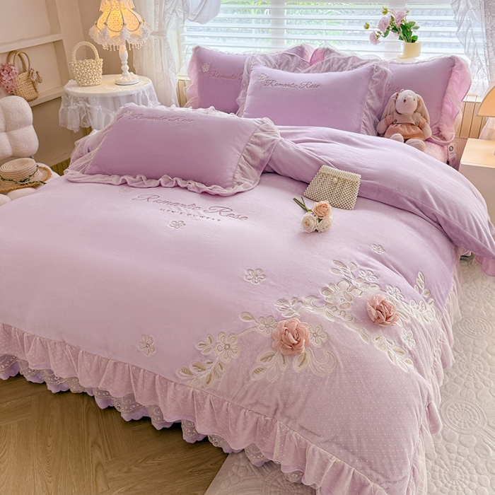 91家纺网 家纺一手货源 找家纺 苏米娜2025秋冬直播爆款11斤230g全消光牛奶绒夹棉床盖款四件套纯色蕾丝花边刺绣床盖三件套夹棉单床盖 梦妮莎--梦幻紫  