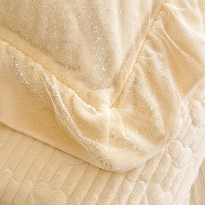 91家纺网 家纺一手货源 找家纺 苏米娜2025秋冬直播爆款11斤230g全消光牛奶绒夹棉床盖款四件套纯色蕾丝花边刺绣床盖三件套夹棉单床盖 梦妮莎-奶昔白 