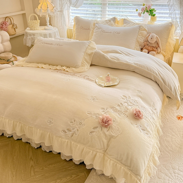 91家纺网 家纺一手货源 找家纺 苏米娜2025秋冬直播爆款11斤230g全消光牛奶绒夹棉床盖款四件套纯色蕾丝花边刺绣床盖三件套夹棉单床盖 梦妮莎-奶昔白 