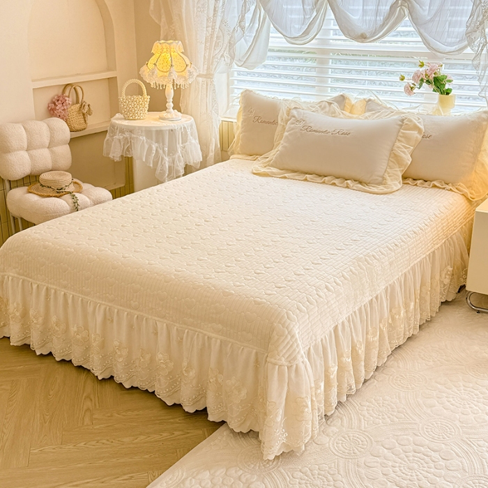 91家纺网 家纺一手货源 找家纺 苏米娜2025秋冬直播爆款11斤230g全消光牛奶绒夹棉床盖款四件套纯色蕾丝花边刺绣床盖三件套夹棉单床盖 梦妮莎-奶昔白 