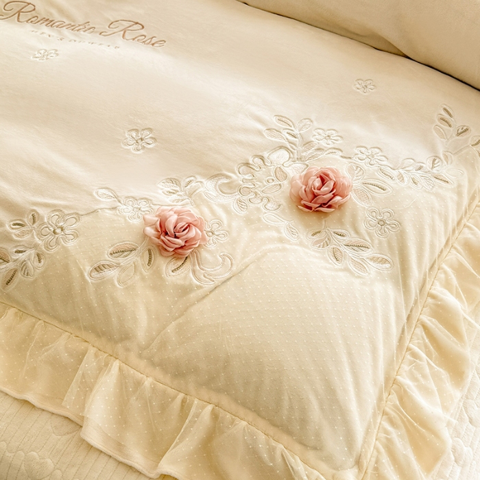 91家纺网 家纺一手货源 找家纺 苏米娜2025秋冬直播爆款11斤230g全消光牛奶绒夹棉床盖款四件套纯色蕾丝花边刺绣床盖三件套夹棉单床盖 梦妮莎-奶昔白 