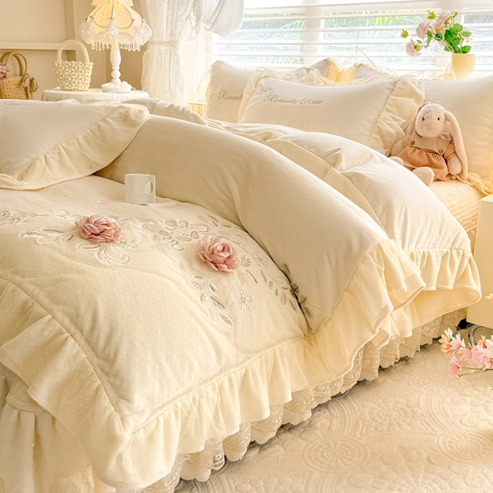 91家纺网 家纺一手货源 找家纺 苏米娜2025秋冬直播爆款11斤230g全消光牛奶绒夹棉床盖款四件套纯色蕾丝花边刺绣床盖三件套夹棉单床盖 梦妮莎-奶昔白 