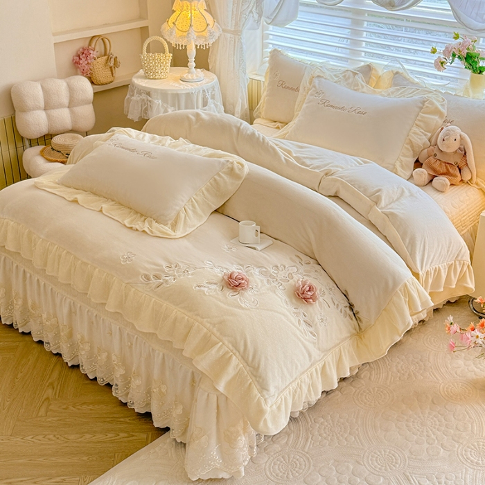 91家纺网 家纺一手货源 找家纺 苏米娜2025秋冬直播爆款11斤230g全消光牛奶绒夹棉床盖款四件套纯色蕾丝花边刺绣床盖三件套夹棉单床盖 梦妮莎-奶昔白 