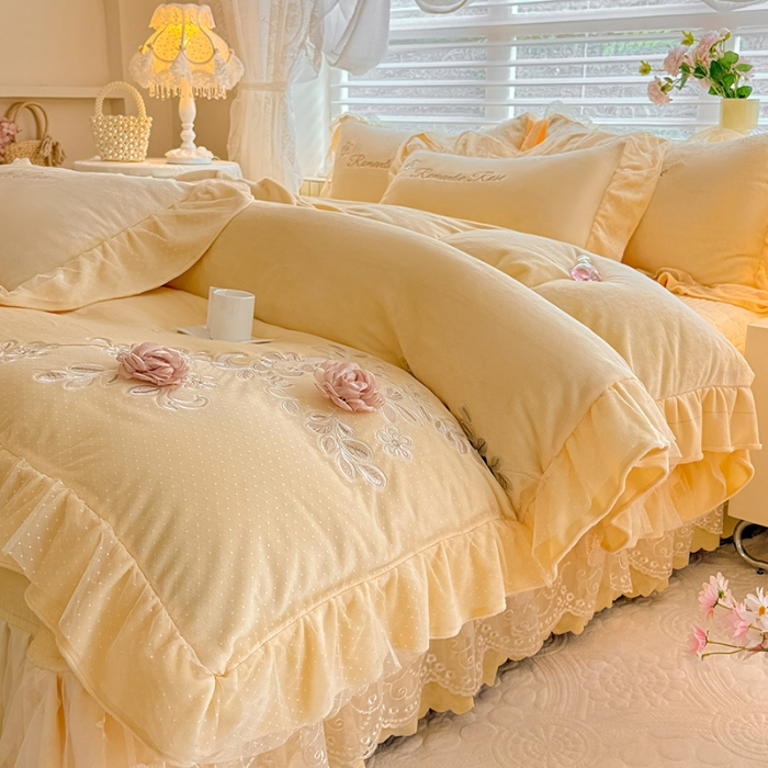 91家纺网 家纺一手货源 找家纺 苏米娜2025秋冬直播爆款11斤230g全消光牛奶绒夹棉床盖款四件套纯色蕾丝花边刺绣床盖三件套夹棉单床盖 梦妮莎-嫩黄