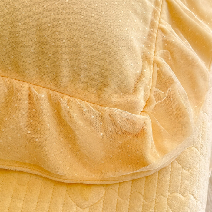 91家纺网 家纺一手货源 找家纺 苏米娜2025秋冬直播爆款11斤230g全消光牛奶绒夹棉床盖款四件套纯色蕾丝花边刺绣床盖三件套夹棉单床盖 梦妮莎-嫩黄