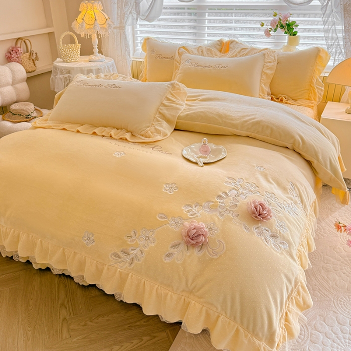 91家纺网 家纺一手货源 找家纺 苏米娜2025秋冬直播爆款11斤230g全消光牛奶绒夹棉床盖款四件套纯色蕾丝花边刺绣床盖三件套夹棉单床盖 梦妮莎-嫩黄