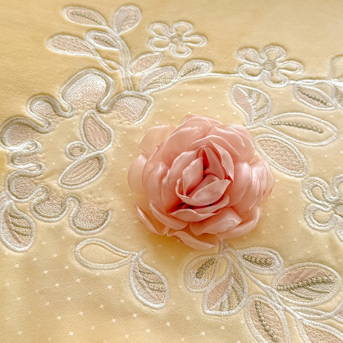 91家纺网 家纺一手货源 找家纺 苏米娜2025秋冬直播爆款11斤230g全消光牛奶绒夹棉床盖款四件套纯色蕾丝花边刺绣床盖三件套夹棉单床盖 梦妮莎-嫩黄