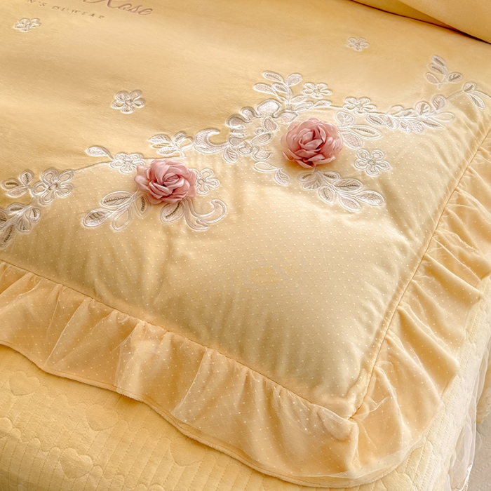 91家纺网 家纺一手货源 找家纺 苏米娜2025秋冬直播爆款11斤230g全消光牛奶绒夹棉床盖款四件套纯色蕾丝花边刺绣床盖三件套夹棉单床盖 梦妮莎-嫩黄