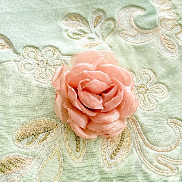 91家纺网 家纺一手货源 找家纺 苏米娜2025秋冬直播爆款11斤230g全消光牛奶绒夹棉床盖款四件套纯色蕾丝花边刺绣床盖三件套夹棉单床盖  梦妮莎-新芽绿