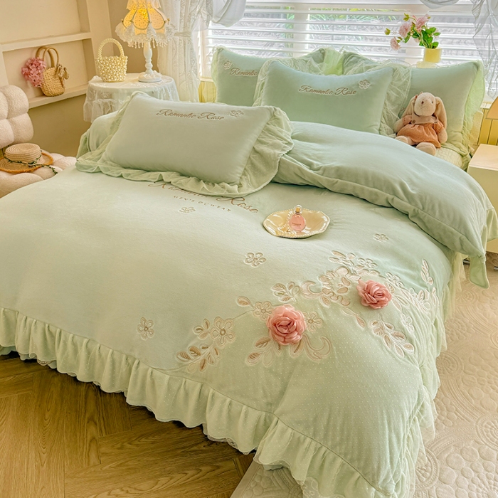 91家纺网 家纺一手货源 找家纺 苏米娜2025秋冬直播爆款11斤230g全消光牛奶绒夹棉床盖款四件套纯色蕾丝花边刺绣床盖三件套夹棉单床盖  梦妮莎-新芽绿