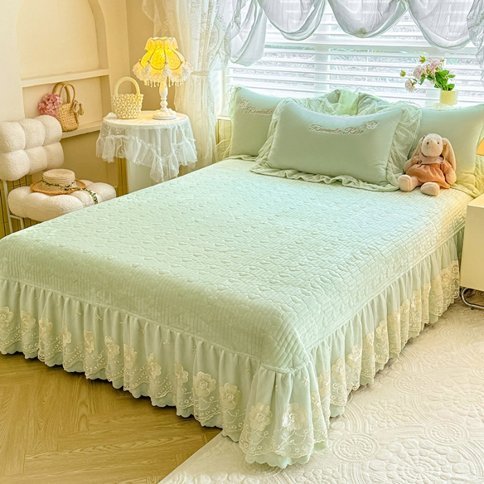 91家纺网 家纺一手货源 找家纺 苏米娜2025秋冬直播爆款11斤230g全消光牛奶绒夹棉床盖款四件套纯色蕾丝花边刺绣床盖三件套夹棉单床盖  梦妮莎-新芽绿