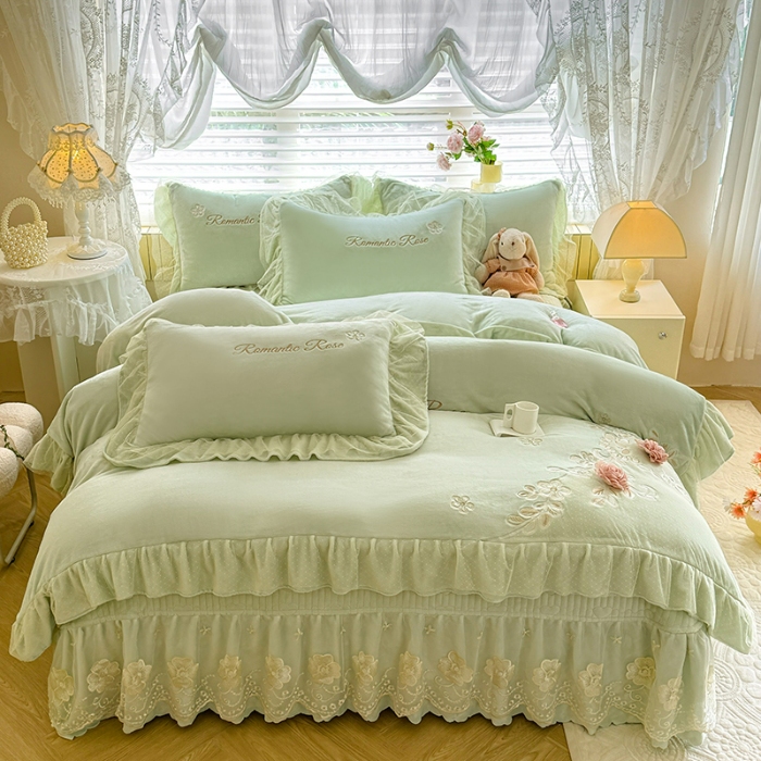 91家纺网 家纺一手货源 找家纺 苏米娜2025秋冬直播爆款11斤230g全消光牛奶绒夹棉床盖款四件套纯色蕾丝花边刺绣床盖三件套夹棉单床盖  梦妮莎-新芽绿