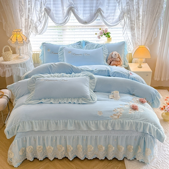 91家纺网 家纺一手货源 找家纺 苏米娜2025秋冬直播爆款11斤230g全消光牛奶绒夹棉床盖款四件套纯色蕾丝花边刺绣床盖三件套夹棉单床盖  梦妮莎-婴儿蓝 