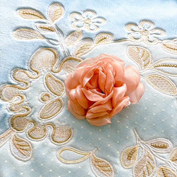 91家纺网 家纺一手货源 找家纺 苏米娜2025秋冬直播爆款11斤230g全消光牛奶绒夹棉床盖款四件套纯色蕾丝花边刺绣床盖三件套夹棉单床盖  梦妮莎-婴儿蓝 