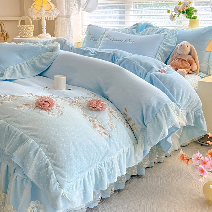 91家纺网 家纺一手货源 找家纺 苏米娜2025秋冬直播爆款11斤230g全消光牛奶绒夹棉床盖款四件套纯色蕾丝花边刺绣床盖三件套夹棉单床盖  梦妮莎-婴儿蓝 