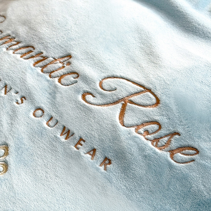 91家纺网 家纺一手货源 找家纺 苏米娜2025秋冬直播爆款11斤230g全消光牛奶绒夹棉床盖款四件套纯色蕾丝花边刺绣床盖三件套夹棉单床盖  梦妮莎-婴儿蓝 