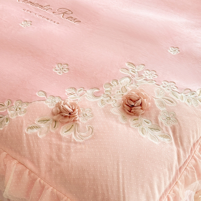 91家纺网 家纺一手货源 找家纺 苏米娜2025秋冬直播爆款11斤230g全消光牛奶绒夹棉床盖款四件套纯色蕾丝花边刺绣床盖三件套夹棉单床盖 梦妮莎-樱花粉