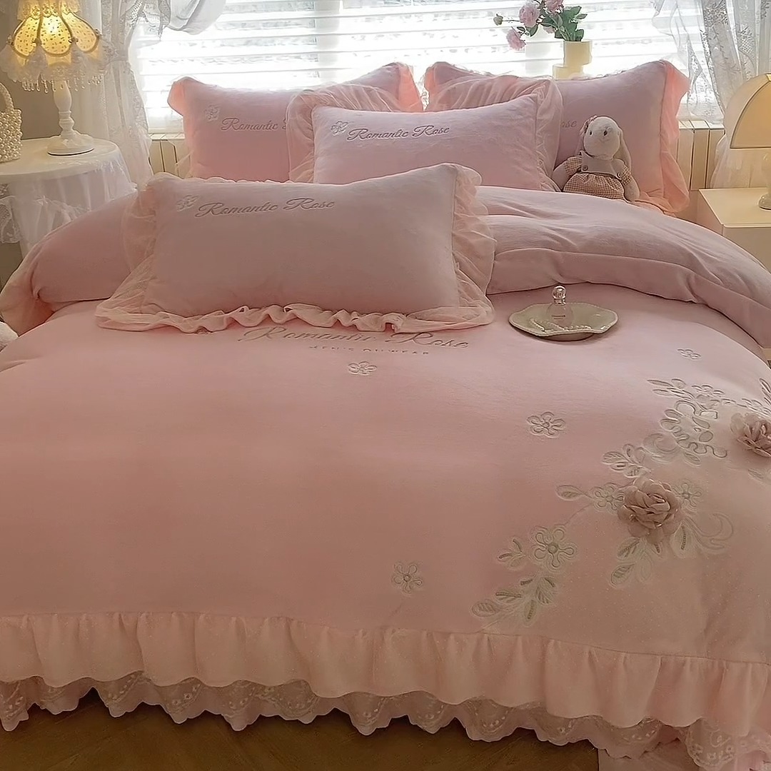91家纺网 家纺一手货源 找家纺 苏米娜2025秋冬直播爆款11斤230g全消光牛奶绒夹棉床盖款四件套纯色蕾丝花边刺绣床盖三件套夹棉单床盖 梦妮莎-樱花粉