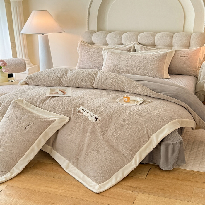 91家纺网 家纺一手货源 找家纺 苏米娜2025年新款全消光加厚牛奶绒轻奢简约床盖款四件套-雅致系列  雅致-香槟