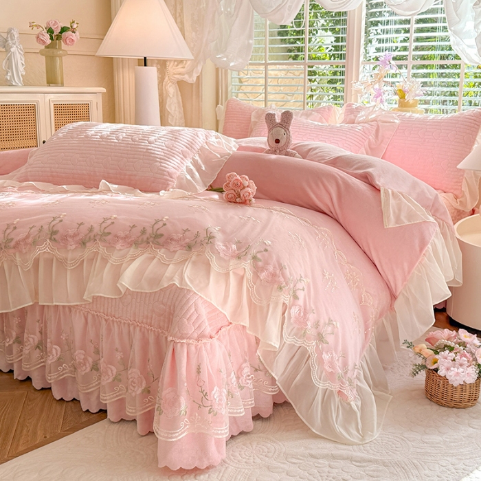91家纺网 家纺一手货源 找家纺 漫布云2025秋冬新款11斤230g全消光牛奶绒夹棉床盖款四件套纯色蕾丝花边刺绣床裙款床盖 花韵-樱花粉