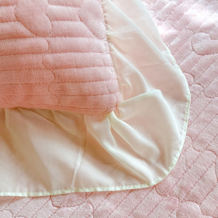 91家纺网 家纺一手货源 找家纺 漫布云2025秋冬新款11斤230g全消光牛奶绒夹棉床盖款四件套纯色蕾丝花边刺绣床裙款床盖 花韵-樱花粉