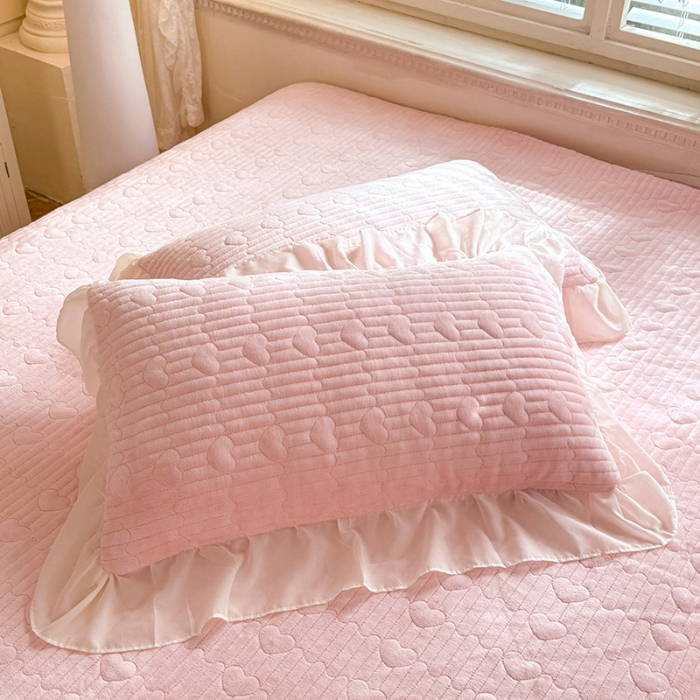 91家纺网 家纺一手货源 找家纺 漫布云2025秋冬新款11斤230g全消光牛奶绒夹棉床盖款四件套纯色蕾丝花边刺绣床裙款床盖 花韵-樱花粉