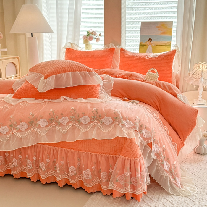 91家纺网 家纺一手货源 找家纺 漫布云2025秋冬新款11斤230g全消光牛奶绒夹棉床盖款四件套纯色蕾丝花边刺绣床裙款床盖  花韵-艾玛橙