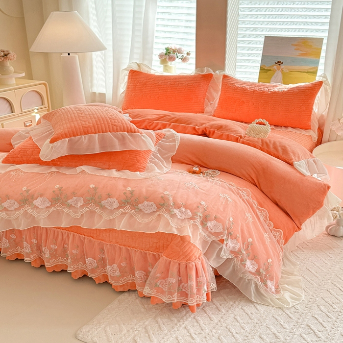 91家纺网 家纺一手货源 找家纺 漫布云2025秋冬新款11斤230g全消光牛奶绒夹棉床盖款四件套纯色蕾丝花边刺绣床裙款床盖  花韵-艾玛橙