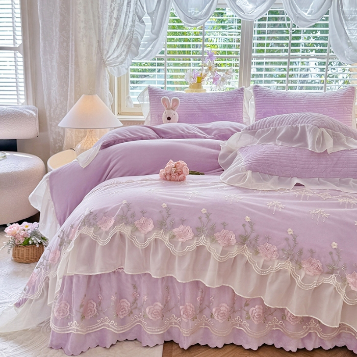 91家纺网 家纺一手货源 找家纺 漫布云2025秋冬新款11斤230g全消光牛奶绒夹棉床盖款四件套纯色蕾丝花边刺绣床裙款床盖  花韵-梦幻紫 