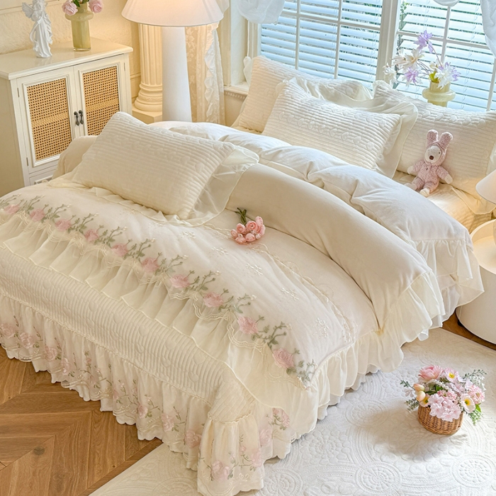 91家纺网 家纺一手货源 找家纺 漫布云2025秋冬新款11斤230g全消光牛奶绒夹棉床盖款四件套纯色蕾丝花边刺绣床裙款床盖  花韵-奶昔白 