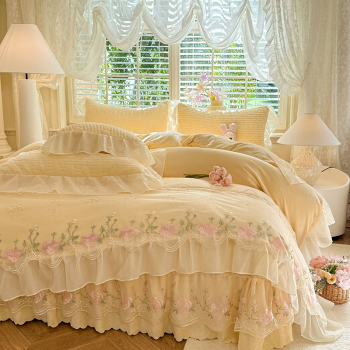 91家纺网 家纺一手货源 找家纺 漫布云2025秋冬新款11斤230g全消光牛奶绒夹棉床盖款四件套纯色蕾丝花边刺绣床裙款床盖 花韵-嫩黄 