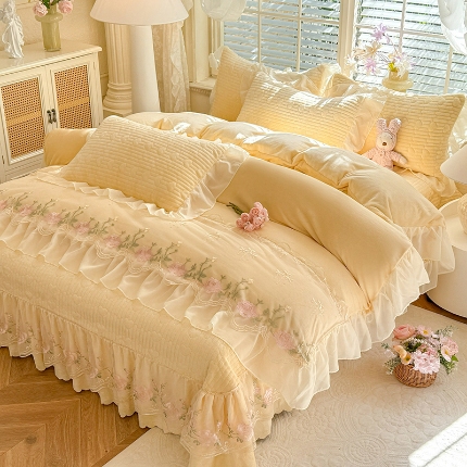 漫布云2025秋冬新款11斤230g全消光牛奶绒夹棉床盖款四件套纯色蕾丝花边刺绣床裙款床盖 花韵-嫩黄 