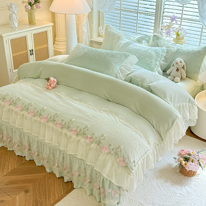 91家纺网 家纺一手货源 找家纺 漫布云2025秋冬新款11斤230g全消光牛奶绒夹棉床盖款四件套纯色蕾丝花边刺绣床裙款床盖 花韵-新芽绿 