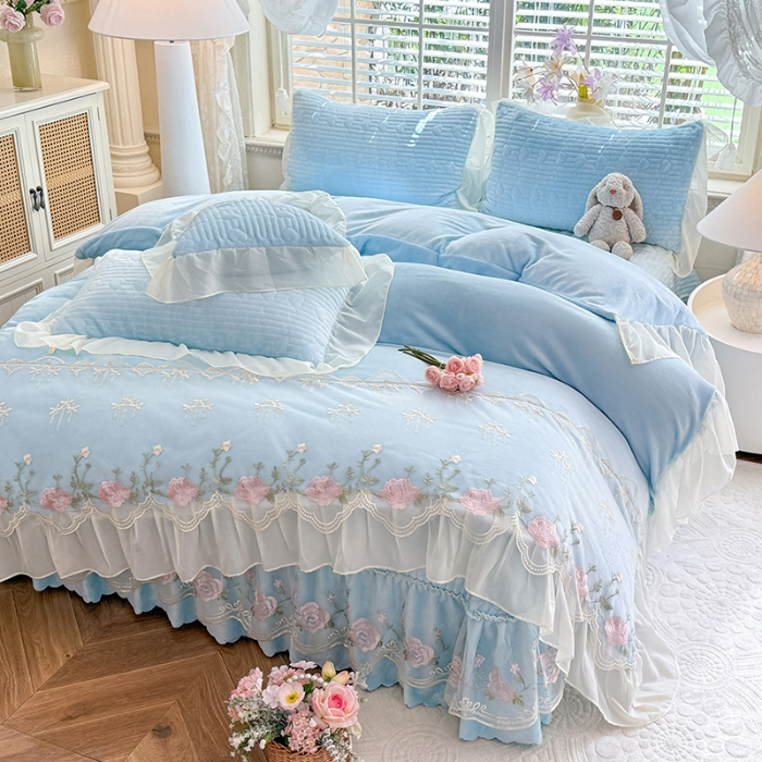 91家纺网 家纺一手货源 找家纺 漫布云2025秋冬新款11斤230g全消光牛奶绒夹棉床盖款四件套纯色蕾丝花边刺绣床裙款床盖 花韵-婴儿蓝 