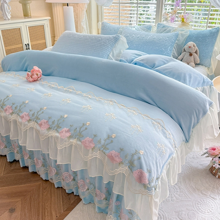 91家纺网 家纺一手货源 找家纺 漫布云2025秋冬新款11斤230g全消光牛奶绒夹棉床盖款四件套纯色蕾丝花边刺绣床裙款床盖 花韵-婴儿蓝 