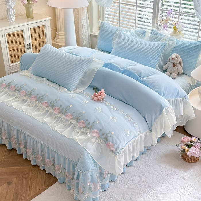 91家纺网 家纺一手货源 找家纺 漫布云2025秋冬新款11斤230g全消光牛奶绒夹棉床盖款四件套纯色蕾丝花边刺绣床裙款床盖 花韵-婴儿蓝 