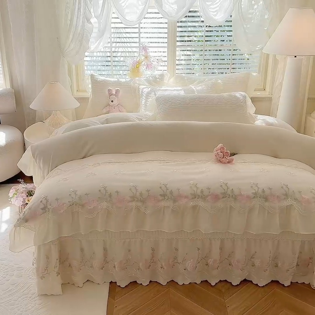 91家纺网 家纺一手货源 找家纺 漫布云2025秋冬新款11斤230g全消光牛奶绒夹棉床盖款四件套纯色蕾丝花边刺绣床裙款床盖  花韵-奶昔白 