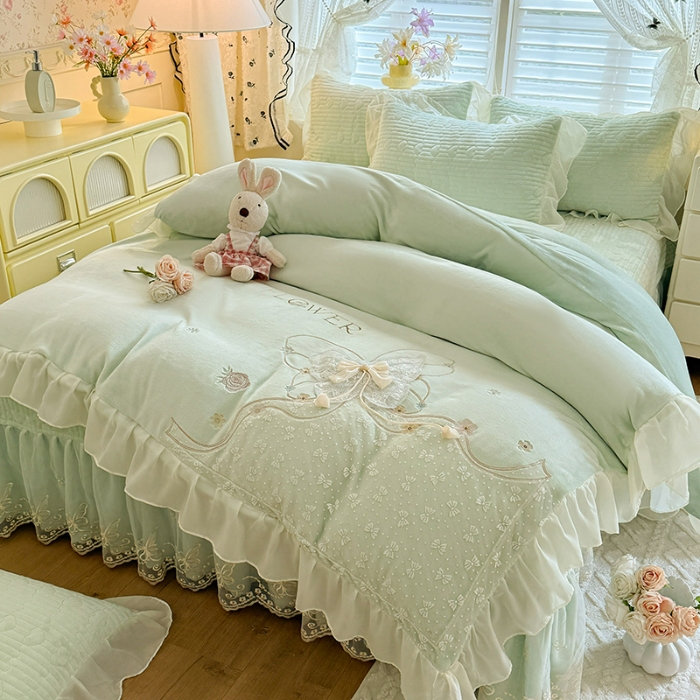 91家纺网 家纺一手货源 找家纺 （总）苏米娜2026新款11斤230g全消光牛奶绒夹棉床盖款四件套纯色蕾丝花边刺绣床裙款床盖